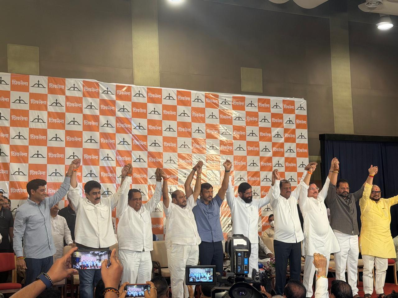 महाराष्ट्र: एकनाथ शिंदे ने 'ऑपरेशन टाइगर' को दिया अंजाम, शिवसेना में शामिल हुए यूबीटी के 6 बागी सांसद