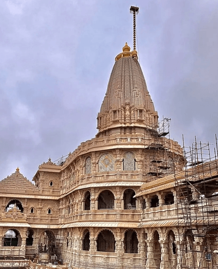 श्रीराम मंदिर ध्वजारोहण: केसरिया ध्वज पर ‘ऊँ’ और सूर्य का राजवंशी वैभव