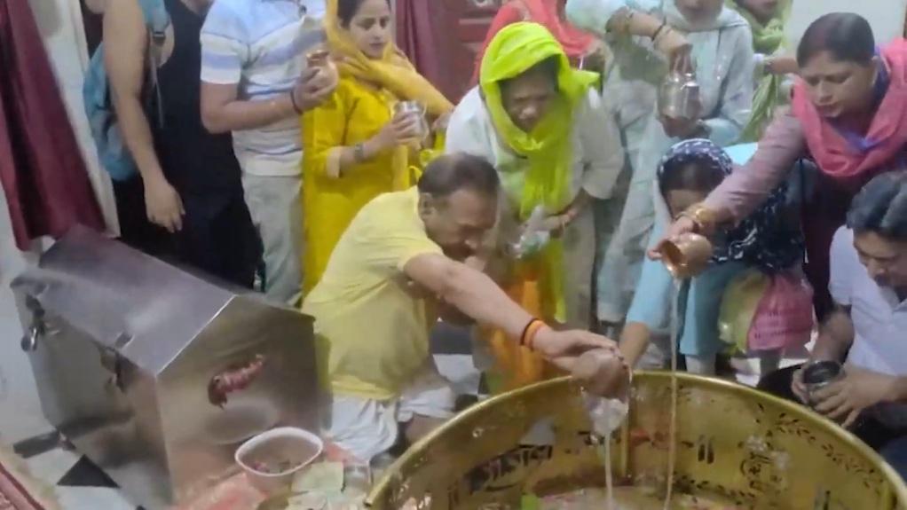 दिल्ली से हरिद्वार तक : सावन के पहले सोमवार पर शिवालयों में तड़के से भक्तों का तांता