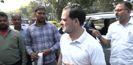 भोपाल जाते समय राहुल गांधी ने बीच में रोका काफिला, घायल ऑटो रिक्शा चालक से की मुलाकात
