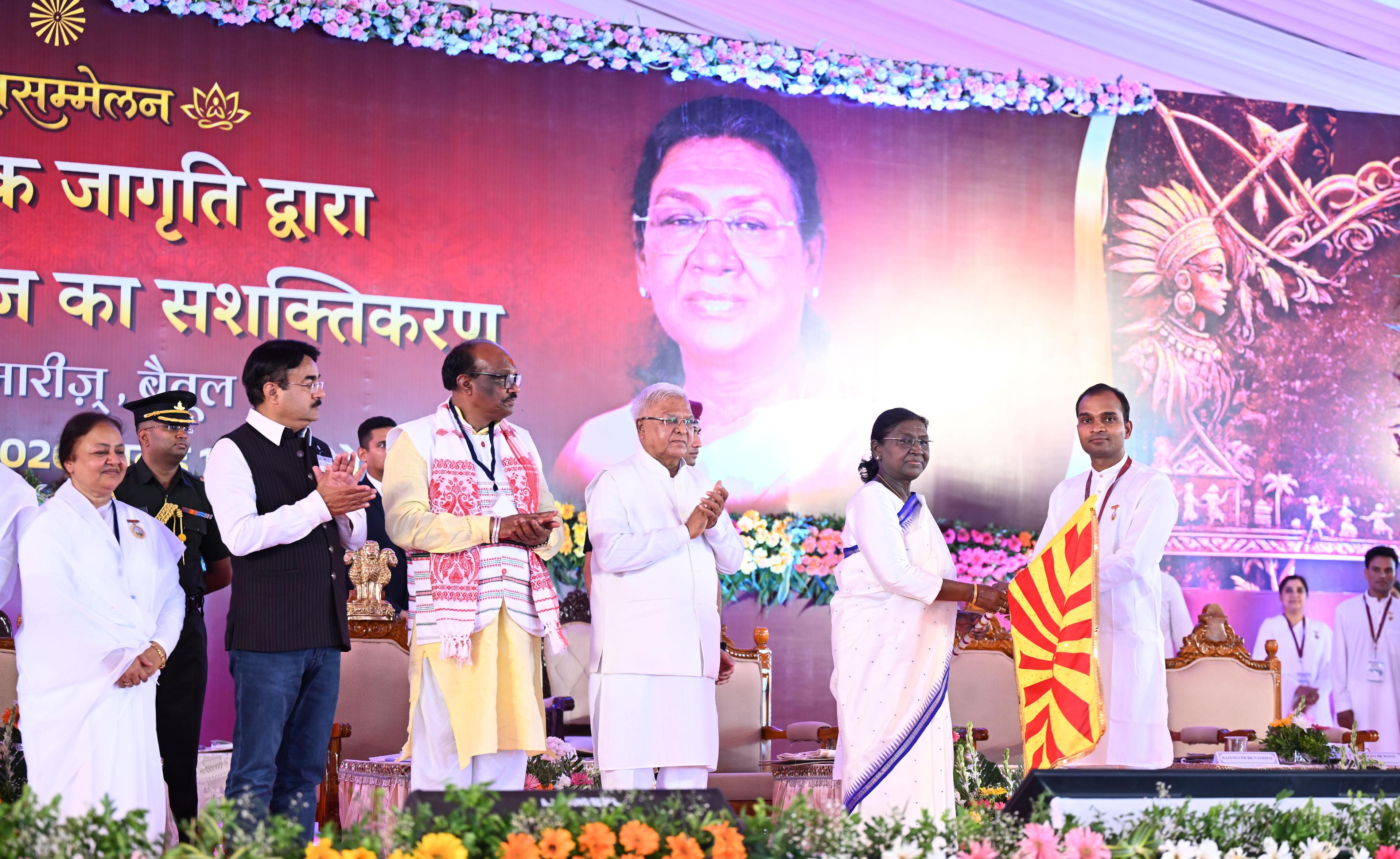 विकास और पारंपरिक मूल्यों का संतुलन ही सशक्त एवं समृद्ध समाज का आधार: राष्ट्रपति