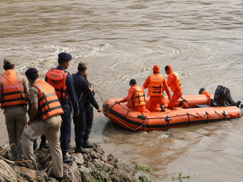 जम्मू-कश्मीर पुलिस और एसडीआरएफ ने तवी नदी में फंसे चार बच्चों को बचाया