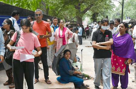 दिल्ली सरकार की बड़ी पहल, नीट परीक्षा में अभिभावकों के लिए बनाए जाएंगे कूलिंग जोन