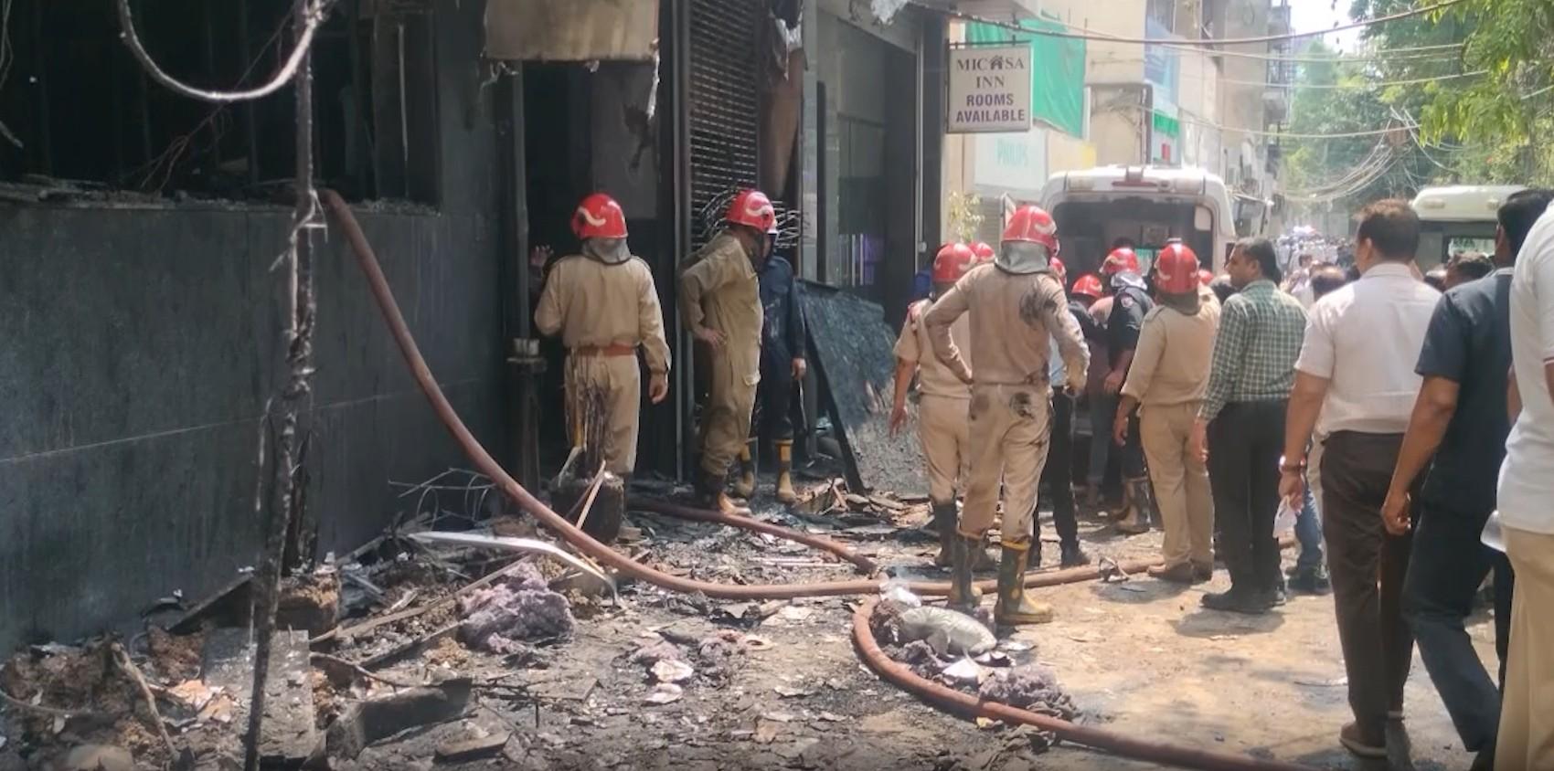 मालवीय नगर अग्निकांड : खड़गे-प्रियंका ने जताया शोक, आम आदमी पार्टी ने उठाए सुरक्षा मानकों पर सवाल