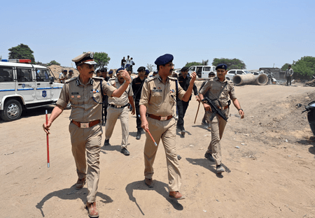 गुजरात पुलिस ने शराब तस्करी रैकेट का किया भंडाफोड़, ट्रक में हेलमेट के नीचे छिपी 10 हजार बोतलें जब्त