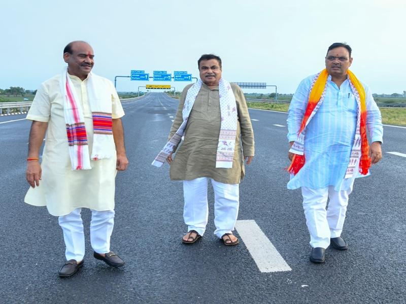 नितिन गडकरी ने दिल्ली-मुंबई एक्सप्रेसवे का निरीक्षण किया, राजस्थान में सुरक्षा उपायों की समीक्षा की