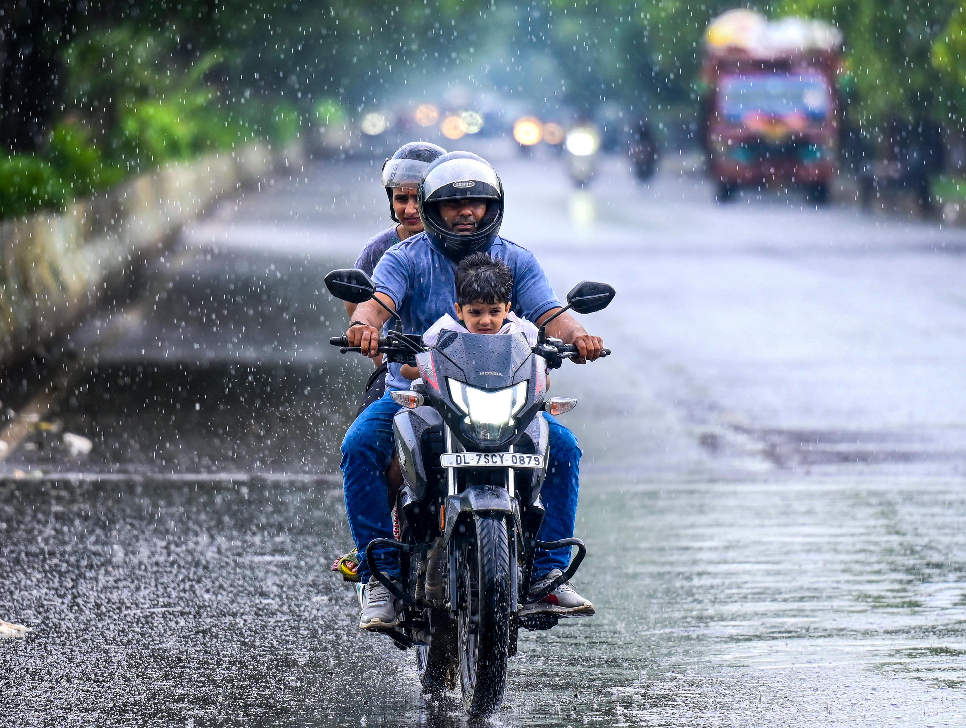 दिल्ली-एनसीआर में फिर जोर पकड़ेगा मानसून, अगले दो दिन के लिए येलो अलर्ट; पूरे सप्ताह बारिश और बादलों का रहेगा असर