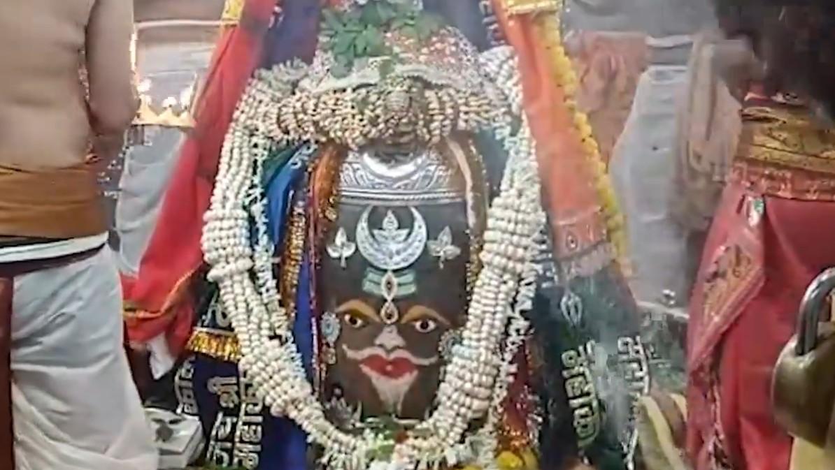 बाबा महाकाल का भांग, चंदन और आभूषणों से दिव्य शृंगार, भस्म आरती में बड़ी संख्या में शामिल हुए श्रद्धालु