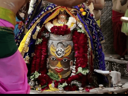 भस्म आरती के बाद मस्तक पर ॐ लगाकर बाबा महाकाल ने दिए भक्तों को दर्शन, दिया शांति का संदेश