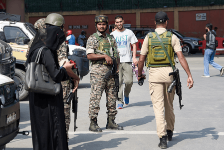 जम्मू-कश्मीर पुलिस ने आतंकवाद से जुड़े मामले में दक्षिण कश्मीर में कई जगहों पर की छापेमारी