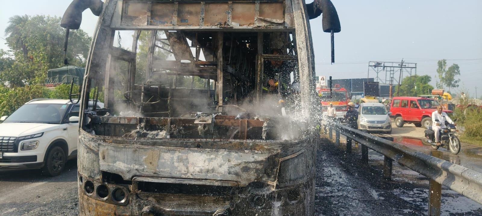 मेरठ में राजस्थान रोडवेज की डबल डेकर एसी बस में लगी भीषण आग, सभी यात्री सुरक्षित