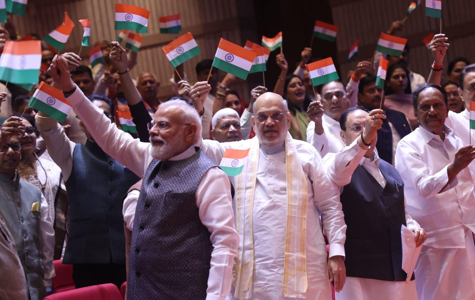 पीएम मोदी संग एनडीए सांसदों की मंगल बैठक, तिरंगा लहराकर दिया एकजुटता का संदेश