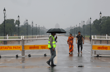 दिल्ली-एनसीआर में बारिश के साथ सुबह की शुरुआत, आईएमडी ने जारी किया 'रेड अलर्ट'