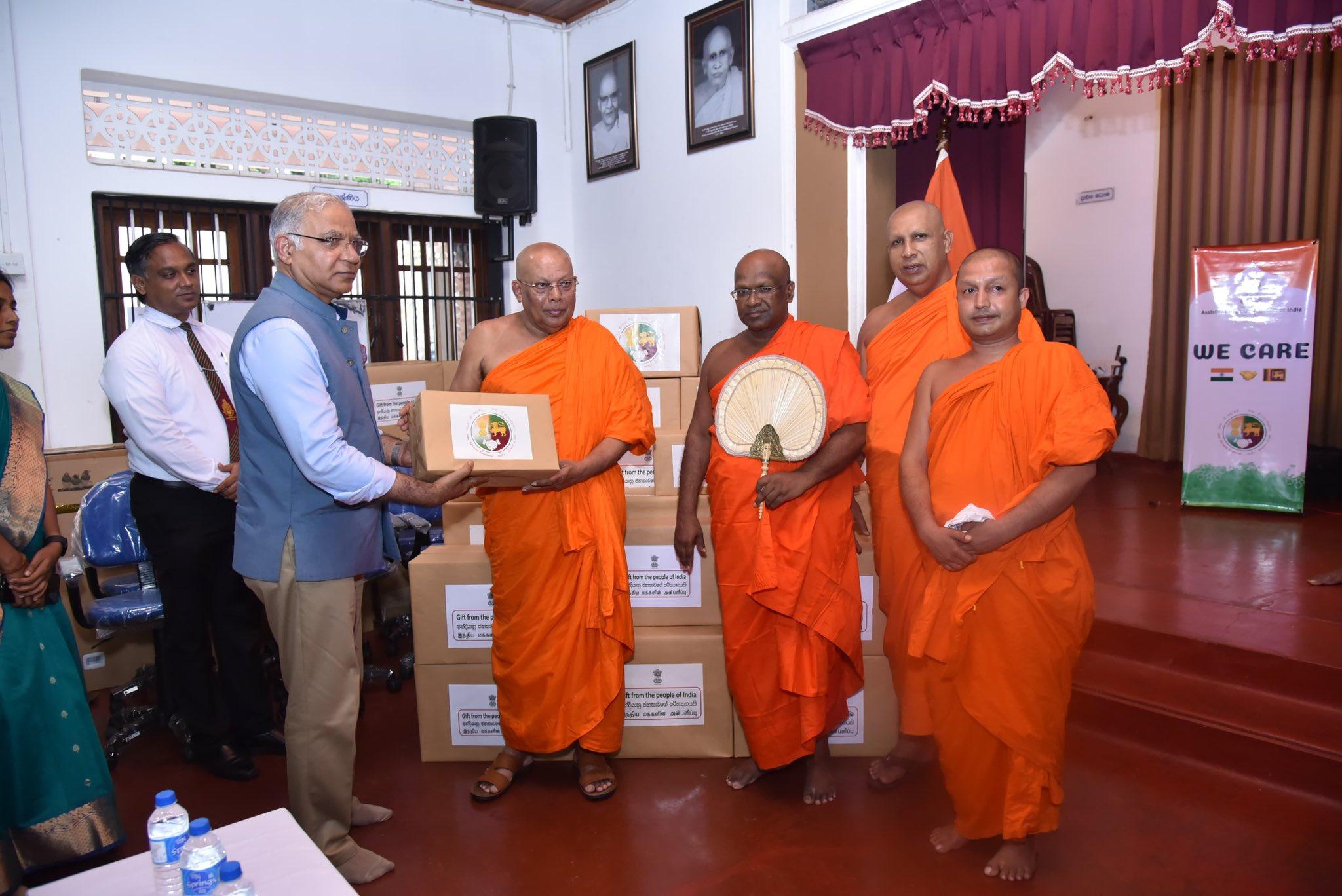 भारत ने श्रीलंका के लिए बढ़ाया पारंपरिक बौद्ध शिक्षा सहयोग, दांबुला के प्राचीन मंदिर को सौंपे आईटी उपकरण