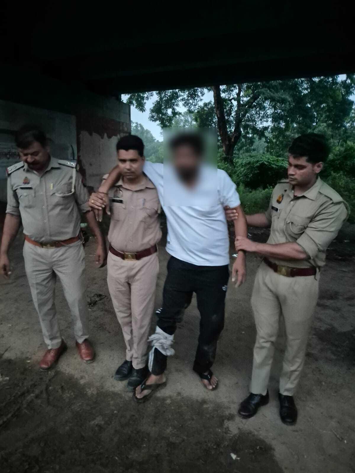 हत्या के आरोपियों से पुलिस की मुठभेड़, दोनों बदमाश पैर में गोली लगने के बाद गिरफ्तार