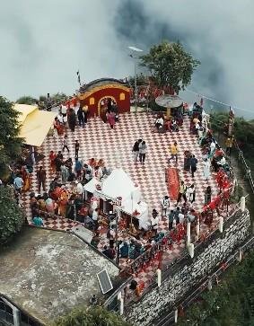 प्राकृतिक सुंदरता और आध्यात्मिक शांति का अनूठा संगम है पिथौरागढ़ का 'ध्वज मंदिर'
