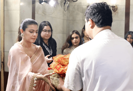 फिल्म 'मां' की रिलीज से पहले काजोल ने दक्षिणेश्वर काली मंदिर में लिया आशीर्वाद