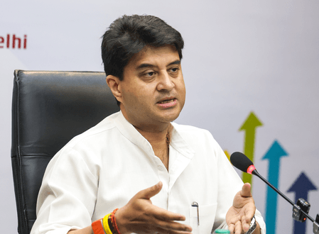 केंद्रीय मंत्री ज्योतिरादित्य सिंधिया ने खाद वितरण केंद्र का किया औचक निरीक्षण