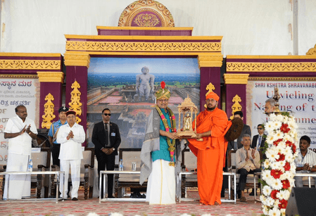कर्नाटक: उपराष्ट्रपति ने मेलुकोटे चेलुवनारायण मंदिर में की पूजा, श्रवणबेलगोला में शांतिसागर स्मरणोत्सव में हुए शामिल