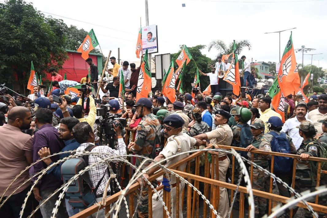 रांची में भाजपा-कांग्रेस टकराव के कारण रणक्षेत्र बना रहा हरमू रोड, दोनों पक्षों ने दर्ज कराई एफआईआर