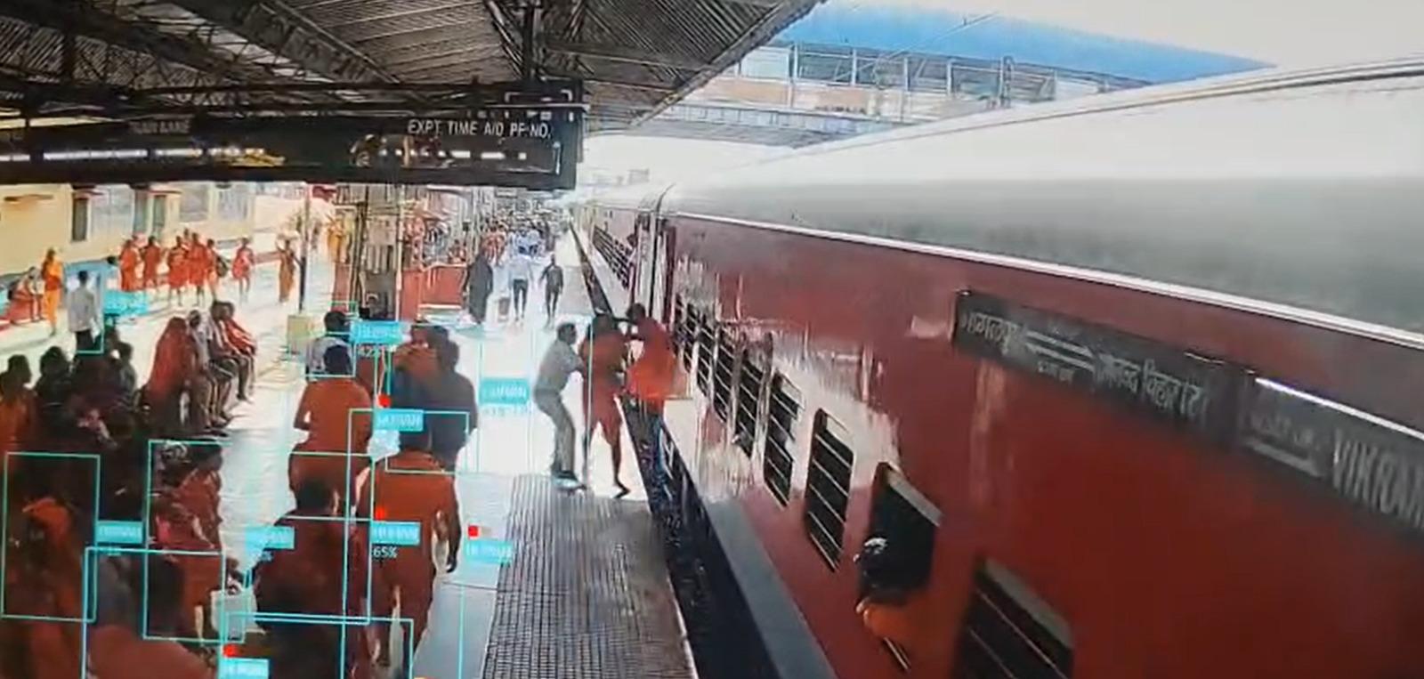 सुल्तानगंज स्टेशन पर आरपीएफ सिपाही की सतर्कता से दो कांवड़ियों की जान बची