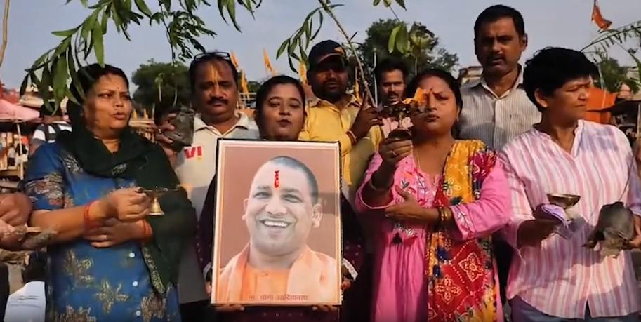 प्रयागराज में गंगा आरती कर सीएम योगी के लिए प्रार्थना की गई, वाराणसी में 54 किलो लड्डू का केक काटा गया