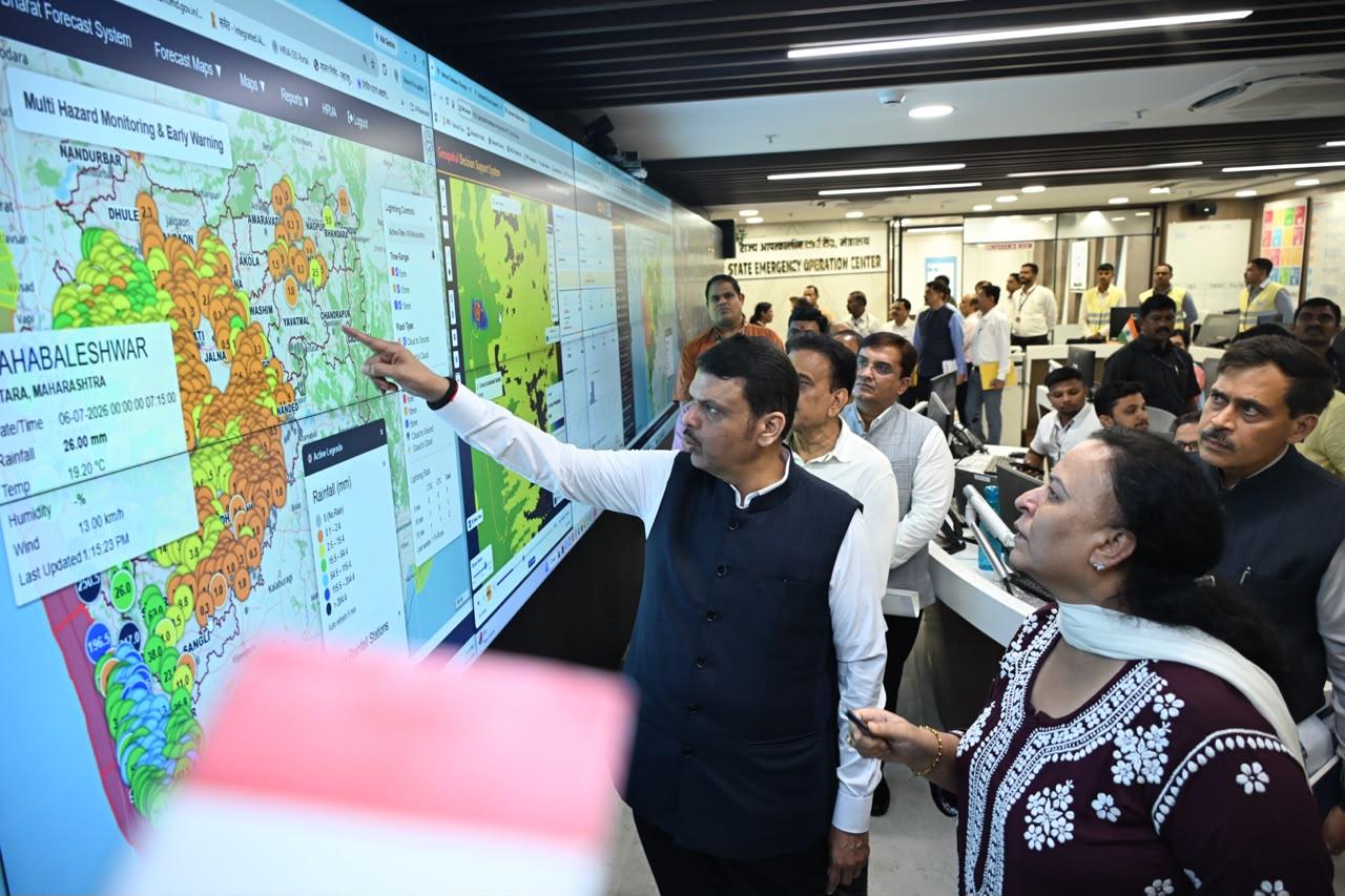 नासिक में बादल फटने की आशंका, सीएम फडणवीस ने किया आगाह-मुंबई के निचले इलाकों में आ सकती है बाढ़