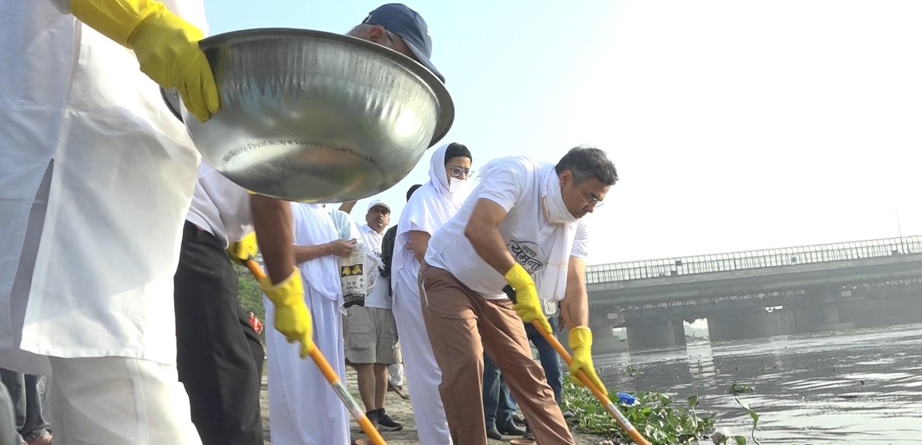 यमुना सफाई अभियान में शामिल हुए मंत्री प्रवेश वर्मा और वीरेंद्र सचदेवा, कहा- यमुना को स्वच्छ बनाने में कोई कसर नहीं छोड़ेंगे