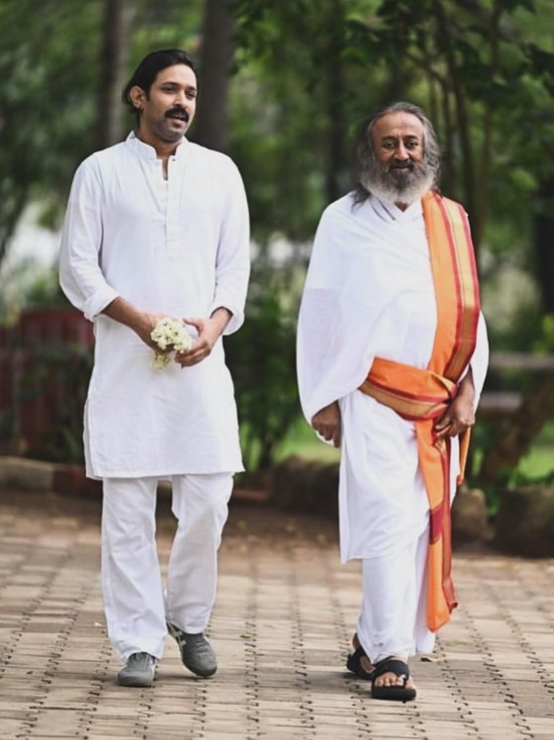 'व्हाइट' में श्रीश्री रविशंकर के किरदार में दिखेंगे विक्रांत मैसी, निर्माता बोले- 'दुनियाभर के दर्शकों को करेंगे प्रभावित'