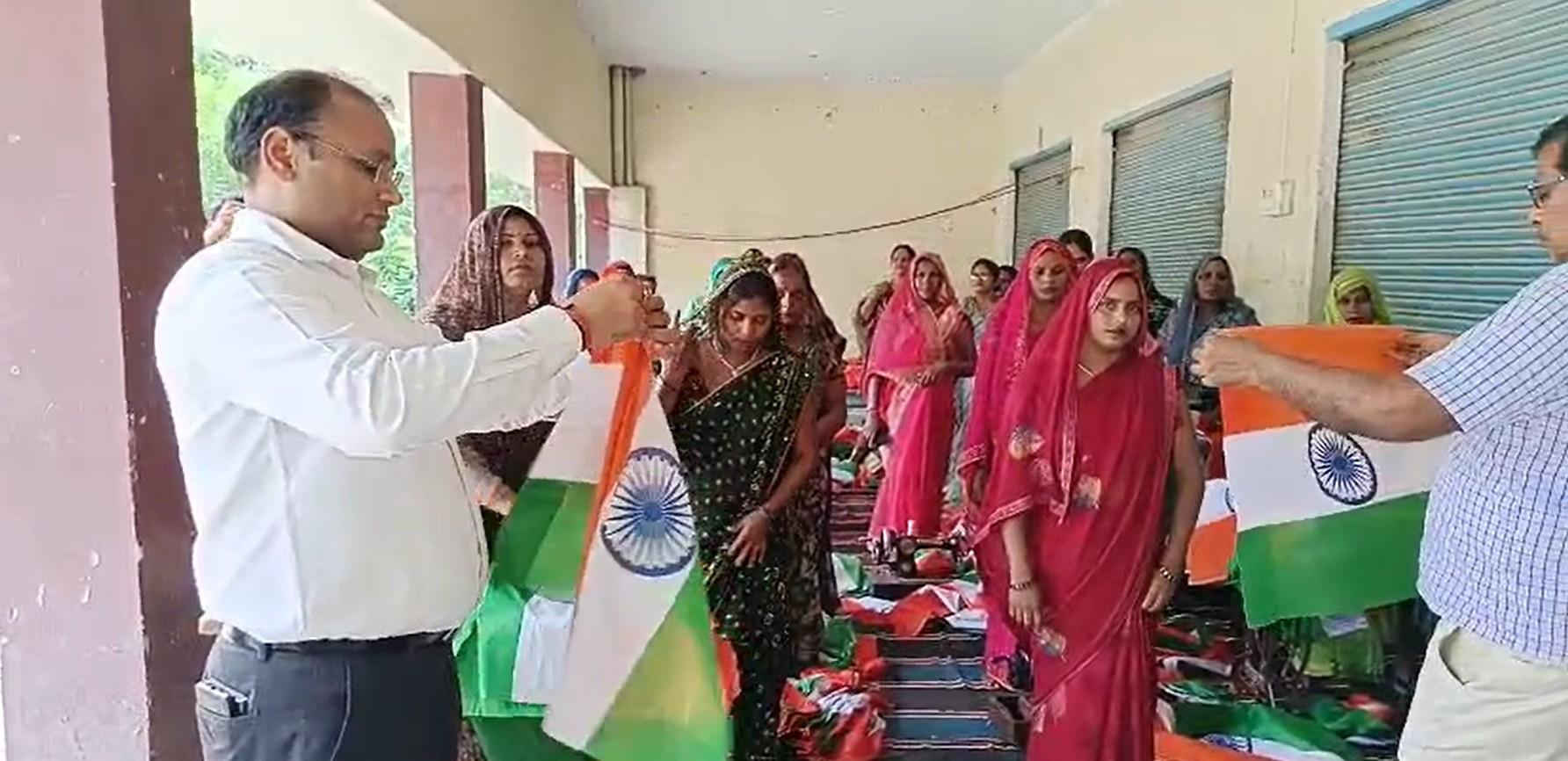 जौनपुर की 300 ग्रामीण महिलाएं बना रहीं पांच लाख तिरंगा, ‘हर घर तिरंगा’ अभियान को दे रहीं नई रफ्तार