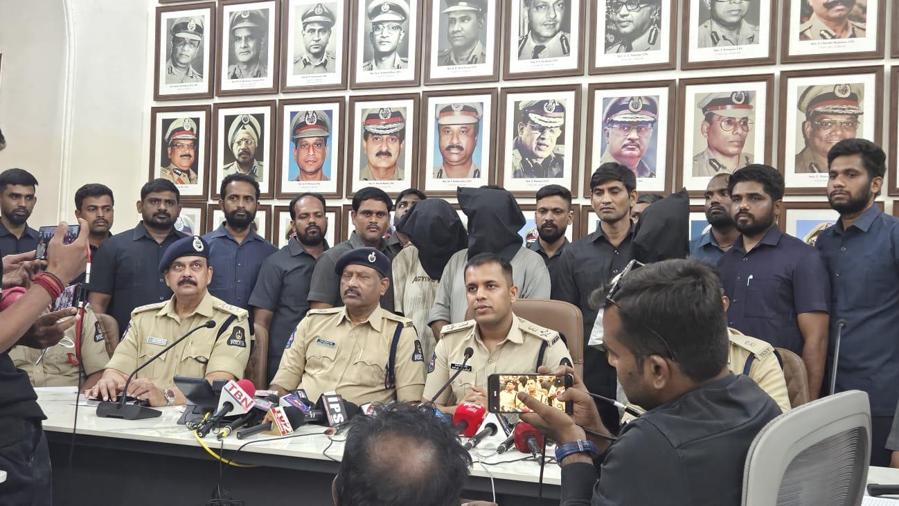 हैदराबाद: 17 लाख रुपए की चोरी के आरोप में कैश वैन चालक और उसके दो बेटे गिरफ्तार