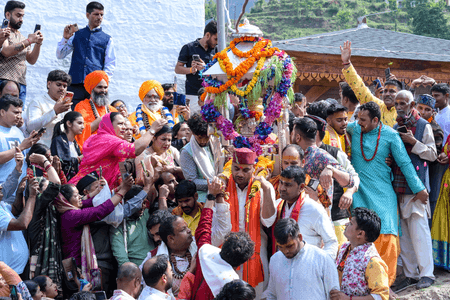 केदारनाथ डोली यात्रा शुरू, हजारों लोग हिमालयी तीर्थस्थल की पवित्र यात्रा में शामिल हुए