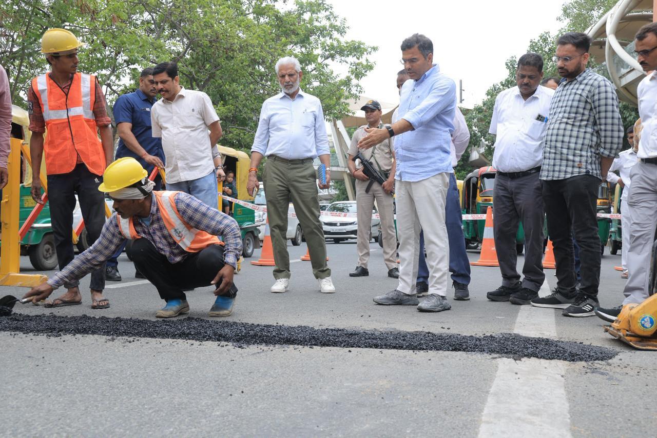 दिल्ली के मंत्री प्रवेश वर्मा ने एक ही दिन में 2,000 गड्ढों की मरम्मत करवाई