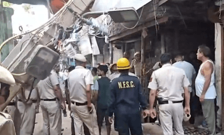 दिल्ली: वेलकम इलाके में चार मंजिला इमारत ढही, मलबे से अब तक तीन लोग सुरक्षित निकाले गए