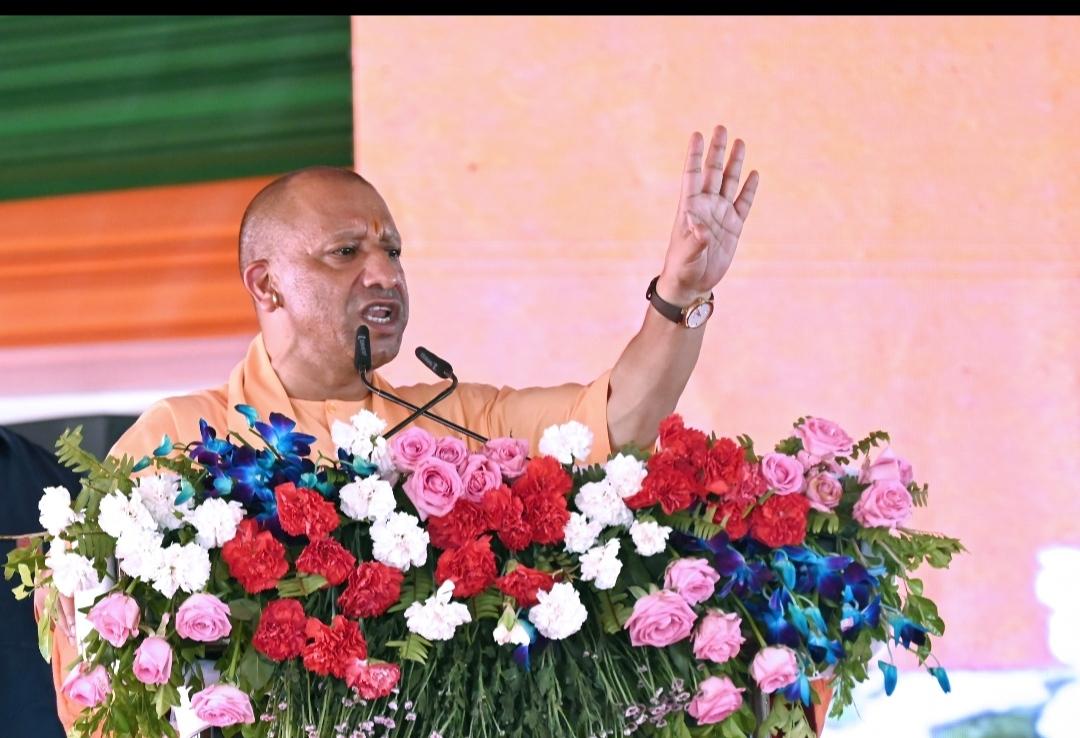 बदलते दौर में बढ़ी शिक्षकों की जिम्मेदारी, छात्रों को सोशल मीडिया के दुष्प्रचार से बचने का तरीका सिखाना होगा: सीएम योगी