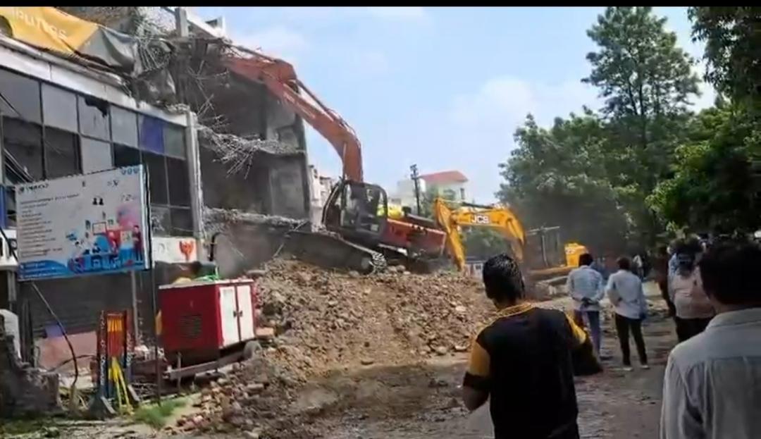 अलीगंज अग्निकांड: 15 लोगों की जान लेने वाली इमारत पर चला बुलडोजर, एलडीए ने शुरू कराया ध्वस्तीकरण