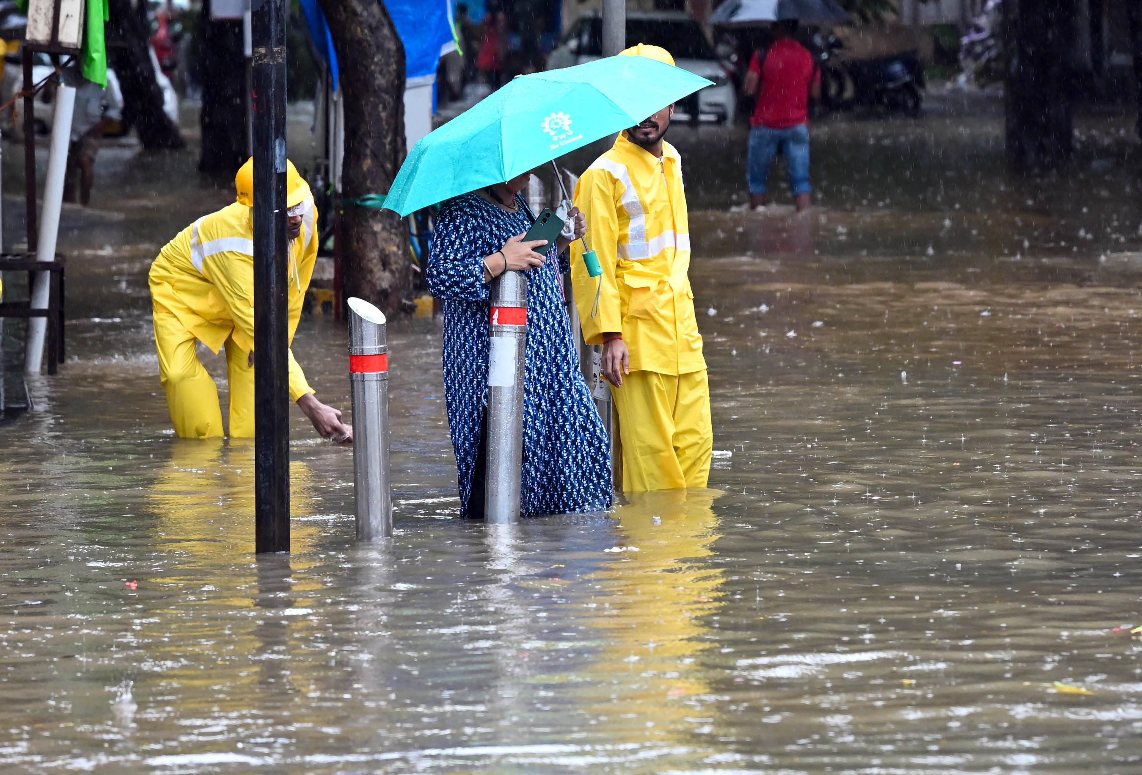 मुंबई में बारिश: पेड़ गिरने से एक व्यक्ति की मौत, मेयर ने सावधानी बरतने की सलाह दी