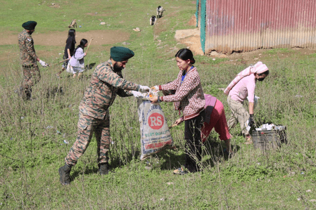 अरुणाचल: सेना की 'स्पीयरहेड डिवीजन' सीमावर्ती घाटियों में स्वच्छता अभियान का कर रही नेतृत्व
