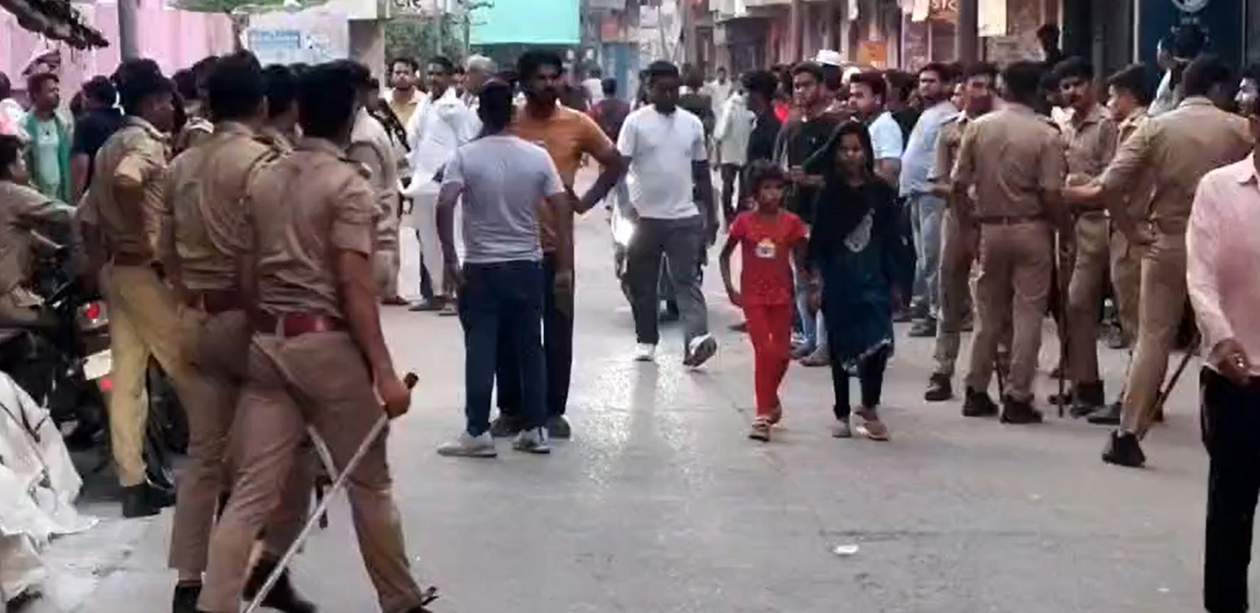 एटा में मोहर्रम जुलूस के दौरान बड़ा हादसा, हाईटेंशन लाइन से टकराया ताजिया, एक युवक की मौत
