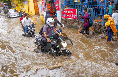 बिहार में 12 घंटे बारिश, नदियों का जलस्तर बढ़ा, पटना शहर जलमग्न