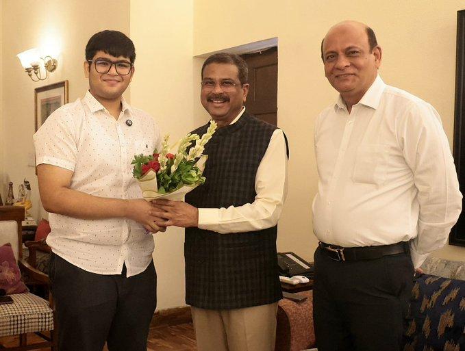 धर्मेंद्र प्रधान ने नीट-यूजी में दूसरी रैंक वाले पंशुल बंसल से मुलाकात की