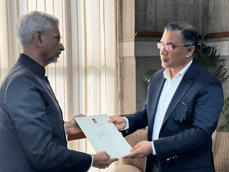 खालिदा जिया के जनाजे में शामिल होने ढाका पहुंचे एस जयशंकर, पीएम मोदी का शोक संदेश तारिक रहमान को सौंपा