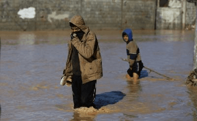 गाजा में भारी बारिश से बाढ़ के कारण विस्थापित परिवारों की मदद में जुटी संयुक्त राष्ट्र की राहत टीम