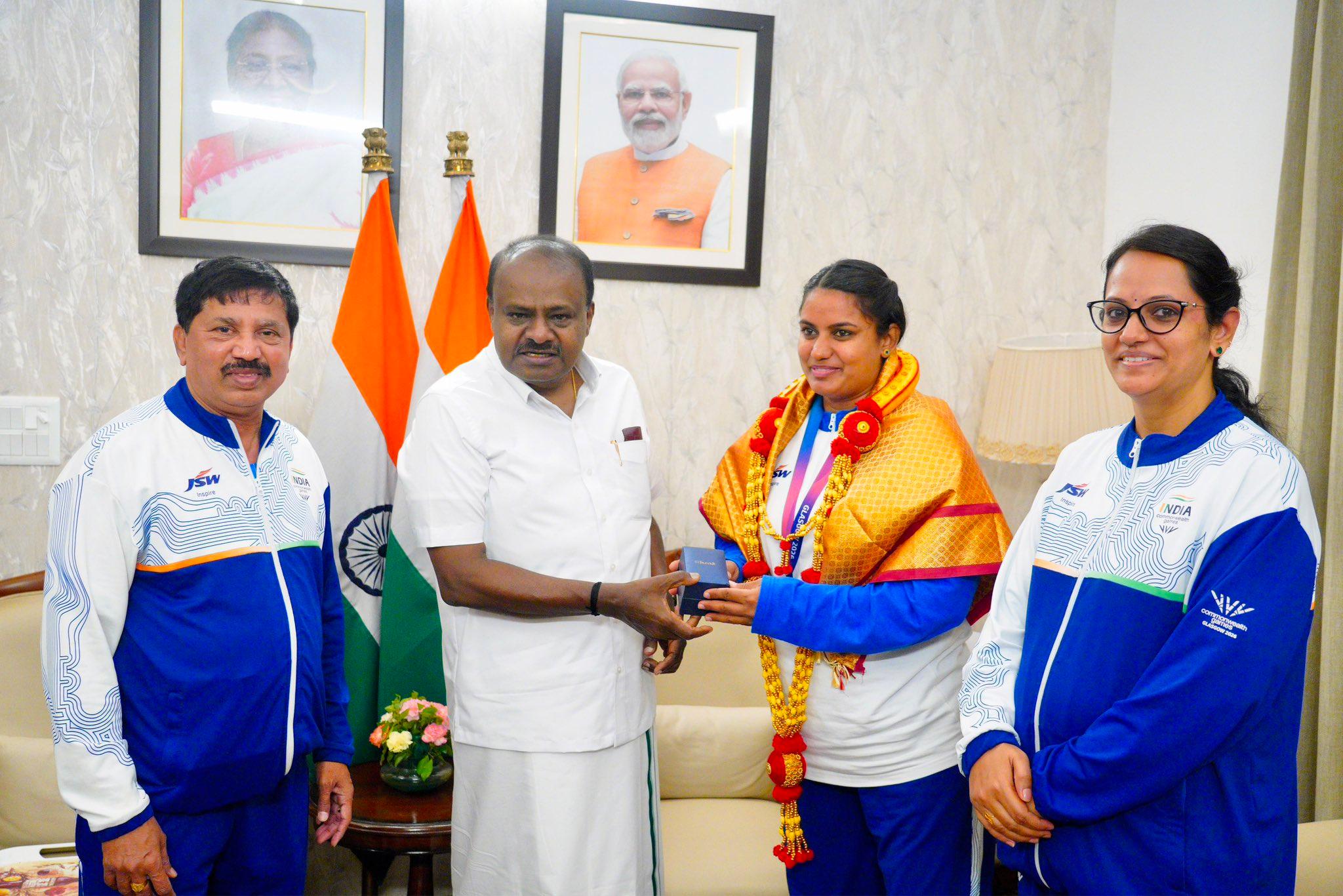 केंद्रीय मंत्री एचडी कुमारस्वामी ने सीडब्ल्यूजी 2026 में ब्रॉन्ज जीतने वालीं शिल्पा शायला को किया सम्मानित