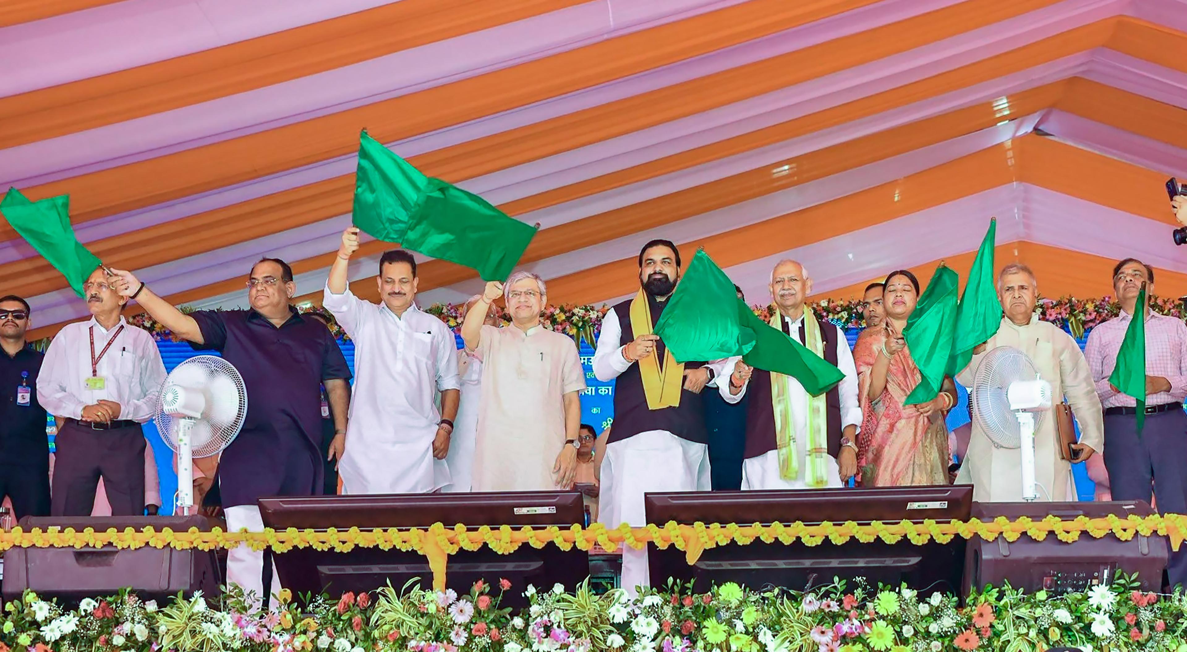 अश्विनी वैष्णव ने छपरा-आनंद विहार रेल सेवा को हरी झंडी दिखाकर रवाना किया
