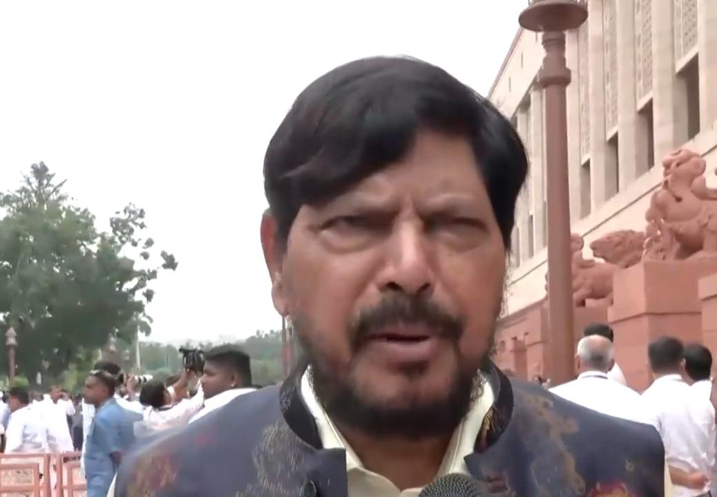एनडीए के सांसदों ने विपक्ष द्वारा संसद ने चलने देने का लगाया आरोप, कहा-'सरकार बात करने के लिए तैयार'