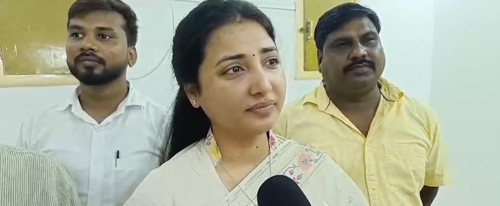 छात्रों पर हमला करने वालों का माला से स्वागत