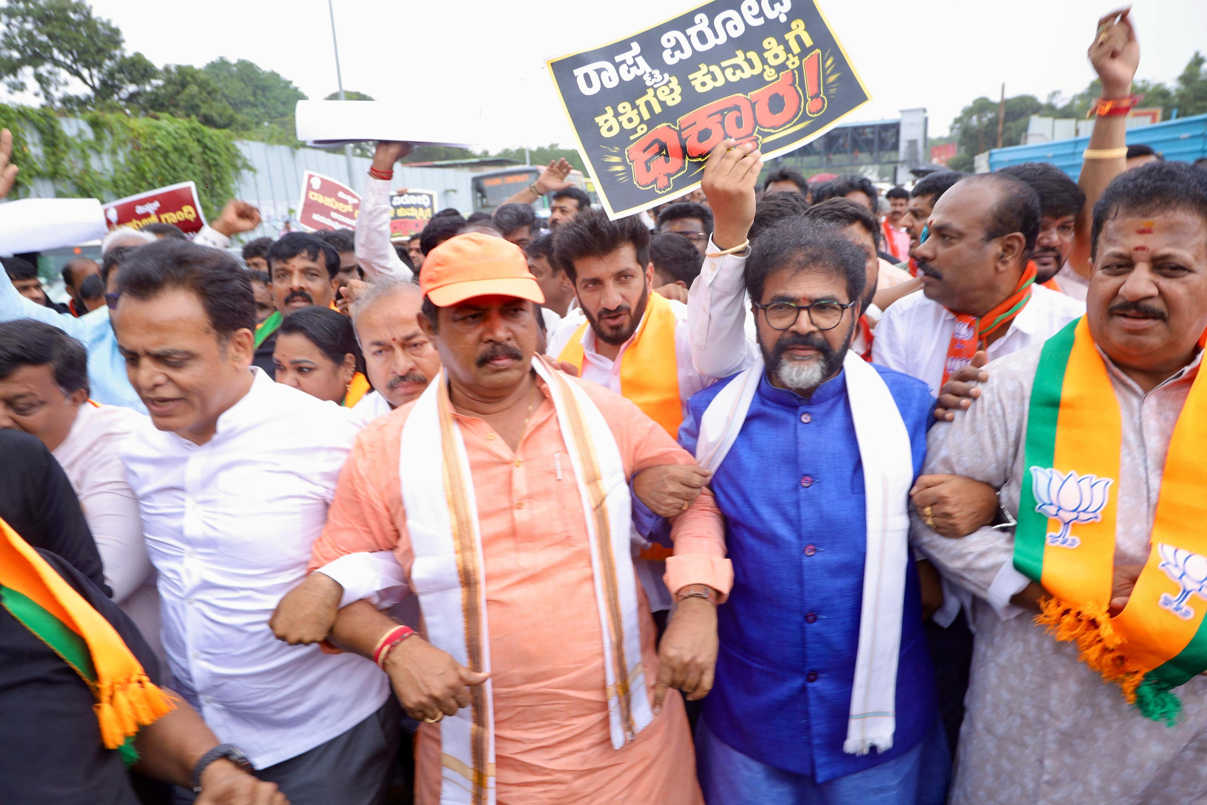 कर्नाटक: कांग्रेस मुख्यालय की ओर मार्च कर रहे भाजपा नेताओं को हिरासत में लिया गया