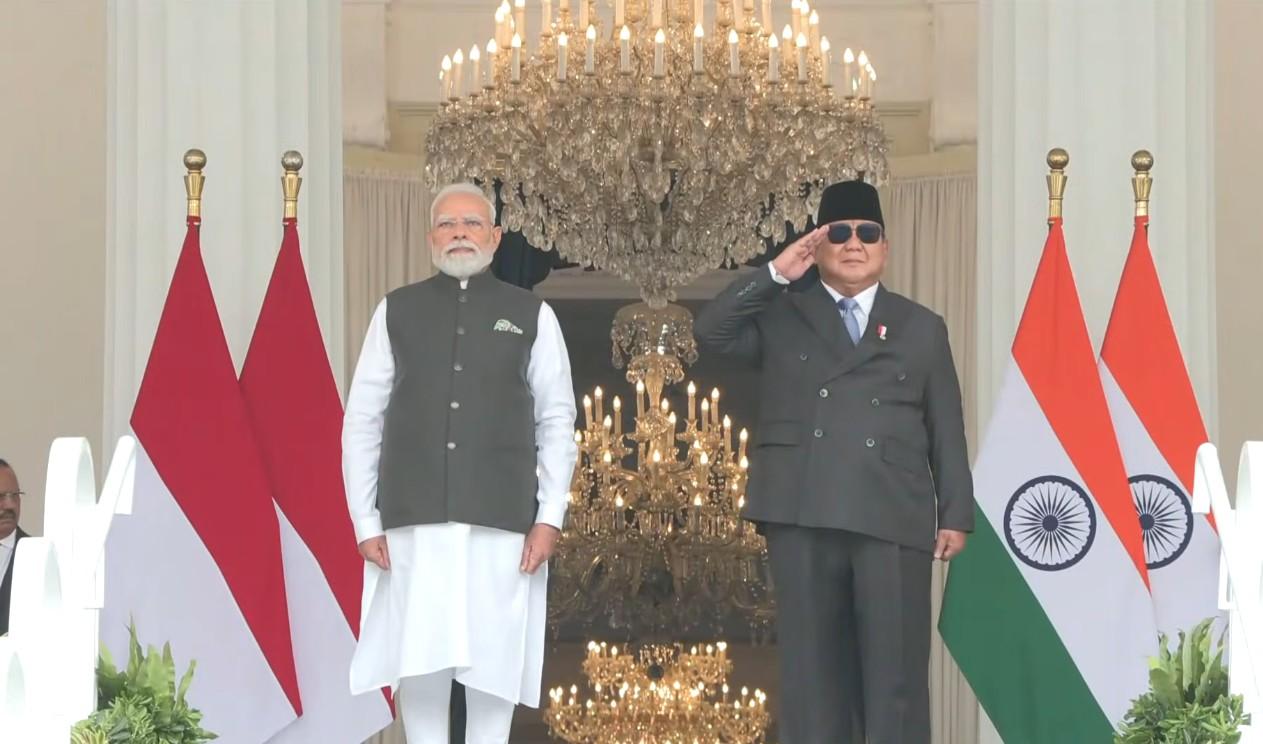 जकार्ता में पीएम मोदी का भव्य तरीके से हुआ औपचारिक स्वागत, राष्ट्रपति सुबियांतो के साथ करेंगे द्विपक्षीय बैठक