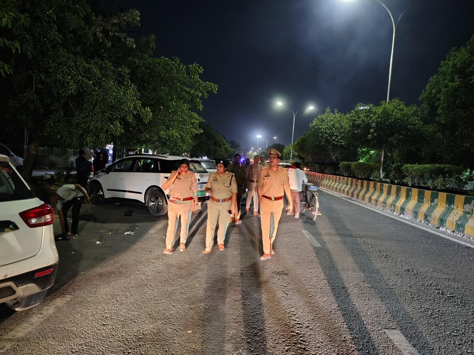 मोहर्रम को लेकर नोएडा पुलिस अलर्ट, अधिकारियों ने किया फ्लैग मार्च